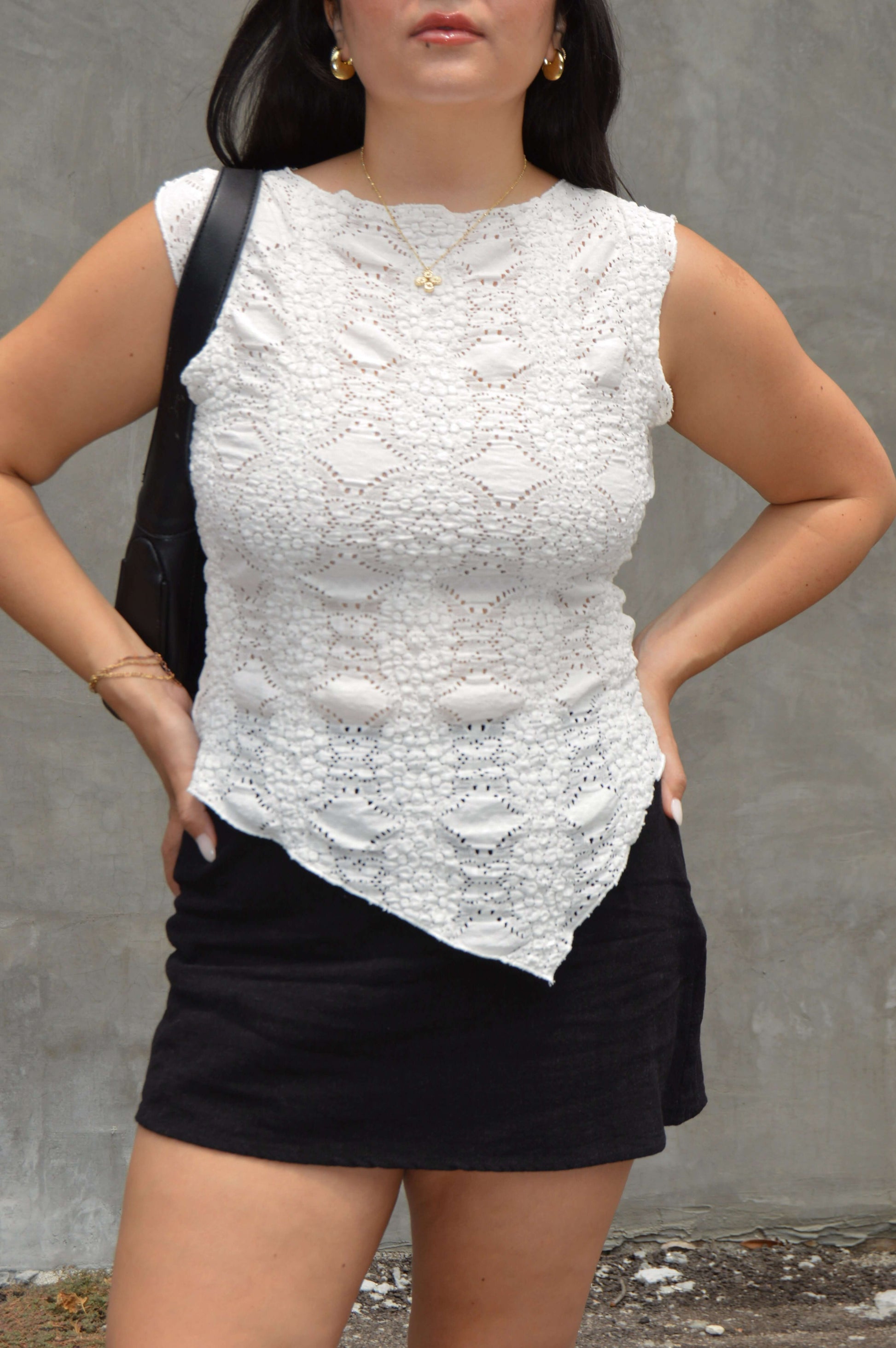 white knit top with boat neck fit and v-hem on bottom